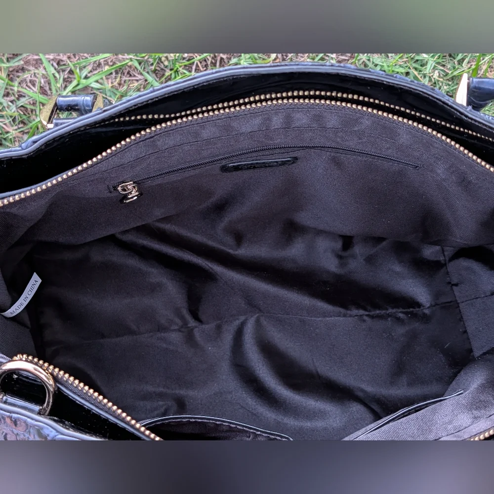 Chic Black Crocodile-Embossed Tote Bag - Picture 7 of 16